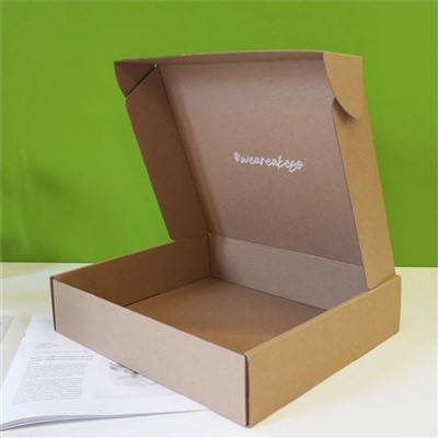 茶色の段ボール箱